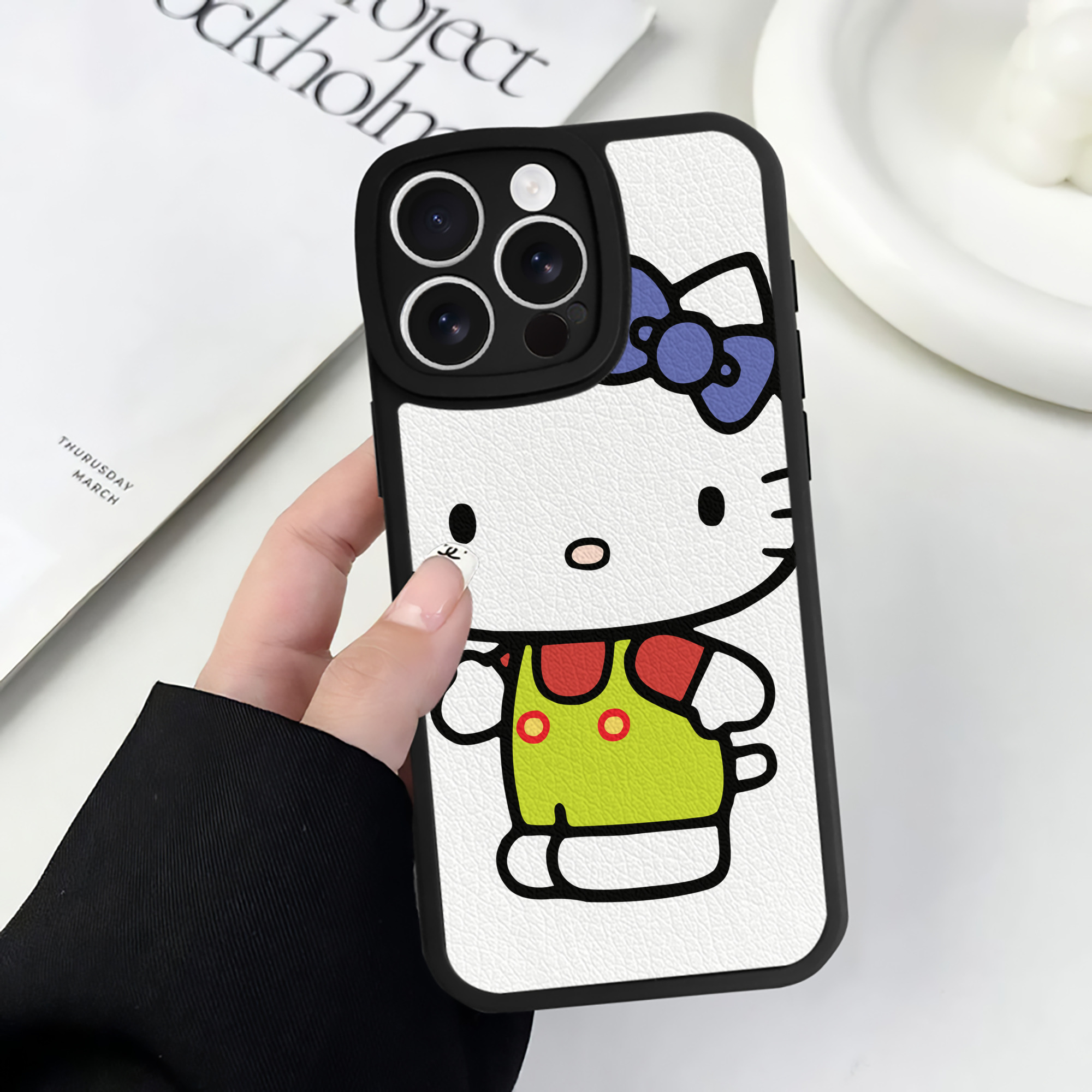 （画像用） Hello Kitty ハローキティ 【iPhone 16シリーズ対応】シリコンスマホケース（レザー調） 材質：シリコン
